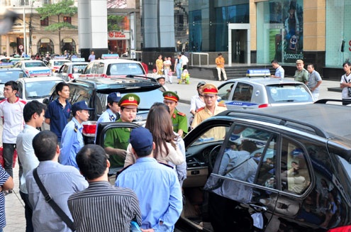 Ngan chan ke dung tien kich dong gay roi cuoi tuan o Ha Noi hinh anh