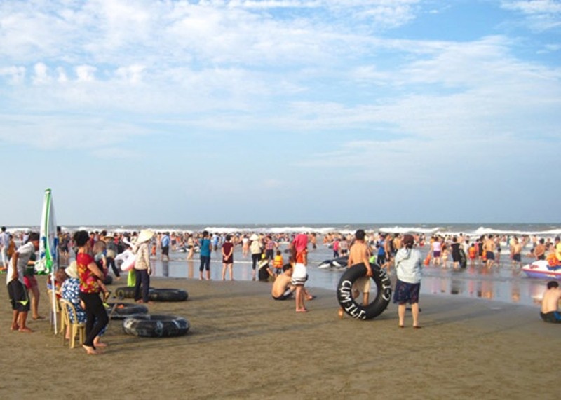 Hang tram nguoi xem tim kiem thi the nam sinh tren bai bien hinh anh