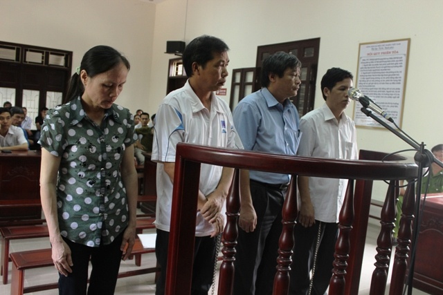 Quan huyen bi phat tu vi tin tuong nhan vien hinh anh