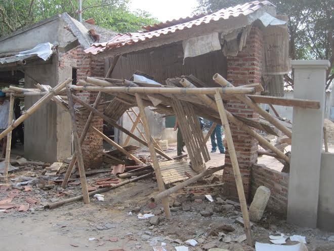 Mot tho xay bi khoi be tong hang tan de ngang nguoi hinh anh