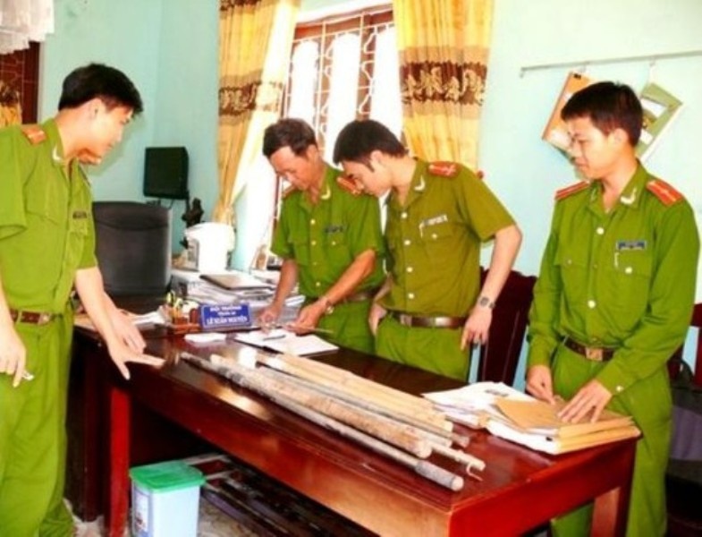 Tại hiện trường, công an thu giữ được nhiều hung khí do nghi phạm Nam và các đồng bọn đem theo để truy sát nạn nhân.