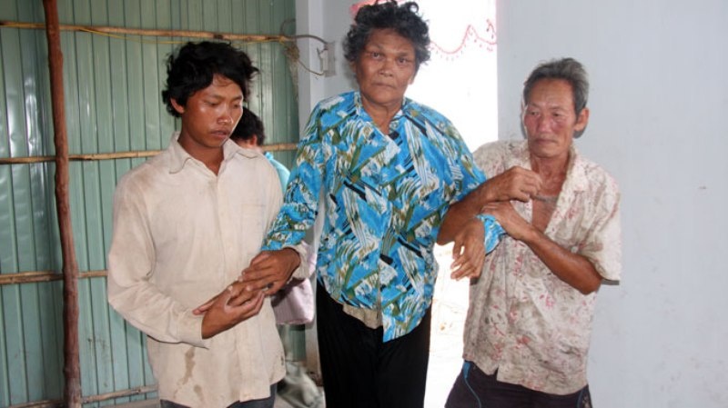 Bà Láng có chiều cao vượt trội so với chồng và con trai.