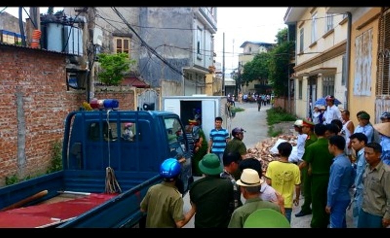 Hai cong an vien Hai Phong bi phu nu can hinh anh