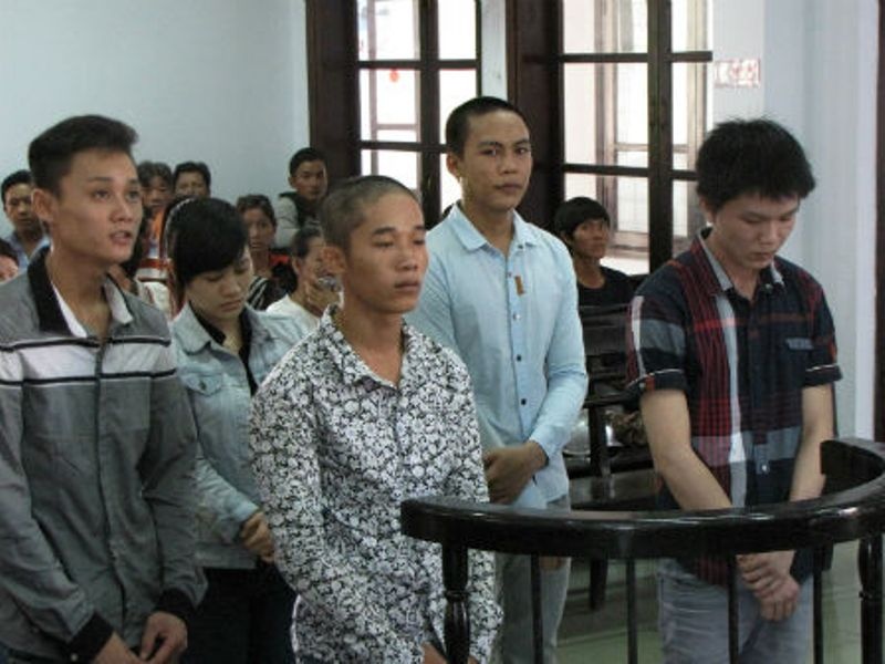  5 bị cáo trước vành móng ngựa (bị cáo Phương mặc áo xanh đứng hàng thứ 2 cùng Đào)