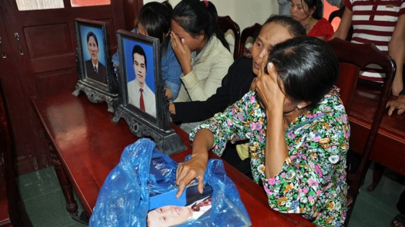 Di ảnh của phu trầm Nguyễn Văn Thắng chỉ được bọc trong chiếc túi nilông nhàu nhĩ như thế này - Ảnh: Lê Đức Dục