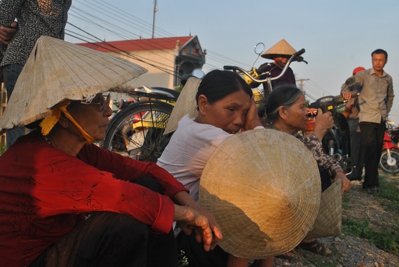 Có mặt tại lễ tang, nhiều hàng xóm với vợ chồng ông Thưởng đều nhận xét gia đình nạn nhân sống rất hòa đồng, không khiến ai mất lòng.