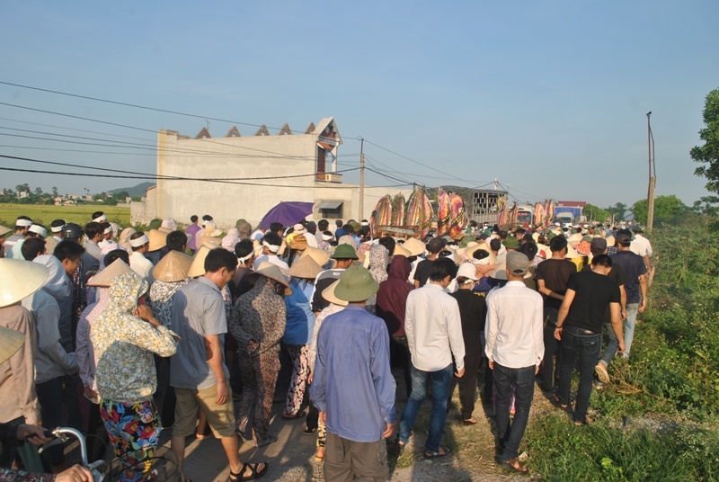 Trước cảnh tượng hãi hùng, người chứng kiến đã chạy ngược ra phố, thông báo cho mọi người. Ngay sau khi nhận được tin, công an tỉnh Thanh Hóa đã tới lập biên bản hiện trường, điều tra vụ việc. Qua khám nghiệm hiện trường và mổ tử thi, công an phá hiện trên thi thể các nạn nhân xuất hiện nhiều vết dao đâm chém. Đồ đạc xung quanh hiện trường bị xáo trộn.