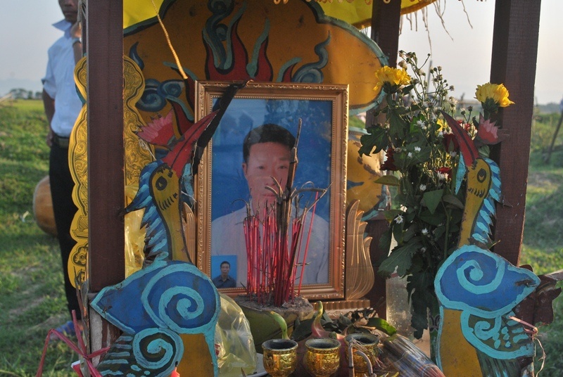 Chiều 2/6, lễ tang vợ chồng ông Thưởng diễn ra trong tiết trời oi bức. Chẳng ai bảo ai, hàng trăm người dân đã đội nắng đưa tiễn các nạn nhân về nơi an nghỉ cuối cùng.