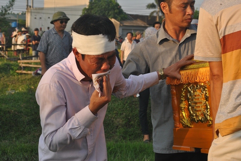 Là người đầu tiên phát hiện sự việc, anh Lê Hữu Cường (hàng xóm nạn nhân) kể, sau khi đợi mãi không thấy vợ chồng ông Thưởng ra đón, anh thấy cửa không khóa nên đã chủ động vào trong thì phát hiện thi thể hai nạn nhân nằm giữa nhà, máu chảy lênh láng. 