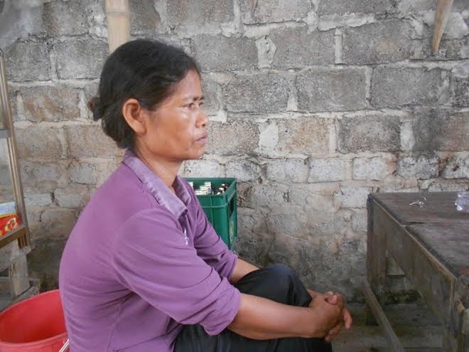 Bà Lạng suy sụp sau khi hay tin con trai gây thảm án. 