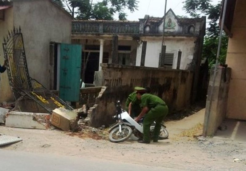 Xe may tong vao tuong, 1 nguoi tu vong tai cho hinh anh