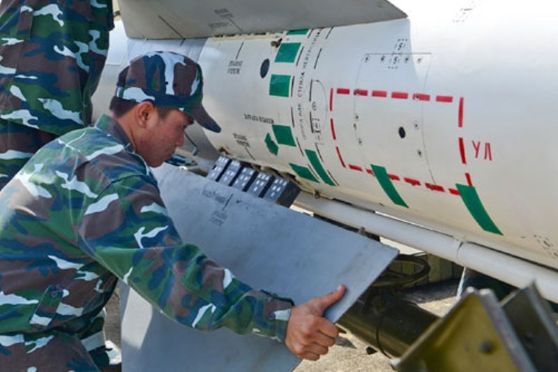 Lắp cánh nâng và cánh ổn định cho tên lửa 