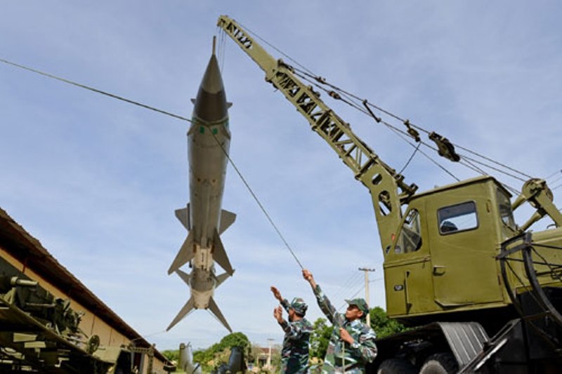   Cẩu và cố định đạn lên xe chuyên dụng. 