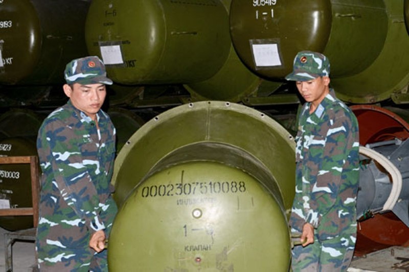 Hệ thống kho tàng, đạn, xe kéo, các trang bị vật tư được bảo quản sạch sẽ, ngăn nắp; tác phong cán bộ, chiến sĩ chững chạc nhưng rất khẩn trương, nhanh nhẹn; mệnh lệnh của người chỉ huy to rõ, dứt khoát, thao tác của bộ đội thuần thục, hiệp đồng nhịp nhàng với độ chính xác rất cao; đồng thời cũng rất cẩn trọng khi tiếp xúc với các loại nhiên liệu độc hại “O”, “Γ” … mồ hôi ướt đẫm trên lưng áo của những người lính trẻ, tất cả kíp huấn luyện như bước vào một trận chiến đấu.