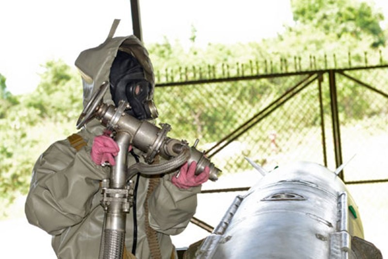 Nạp nhiên liệu cho tên lửa. 