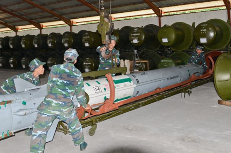 Cẩu đạn lên xe đẩy. 