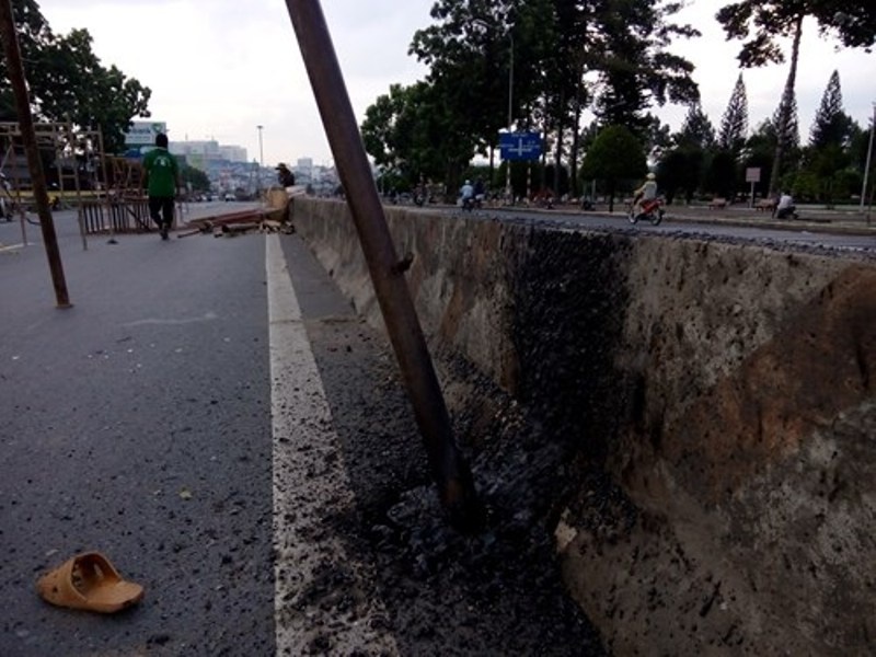 Mot cong nhan bi dien phong chay khap nguoi hinh anh