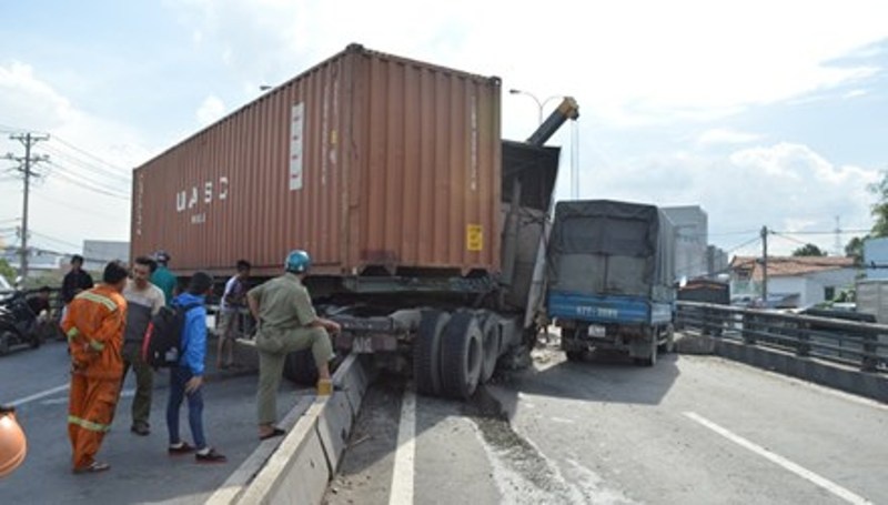 No lop, xe container tong dai phan cach hinh anh