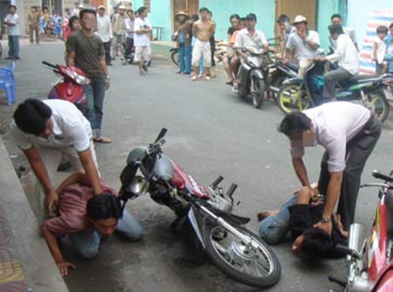 Ten cuop tao ton vao tan hieu cat toc cuop giat day chuyen hinh anh