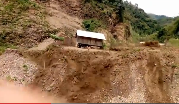 Video sat lo dat kinh hoang, cuon troi nha cua o Lai Chau hinh anh