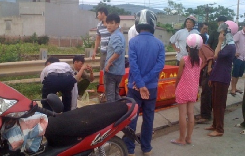 Xe cuu ho keo le thi the nguoi ban vai gan 60 m hinh anh