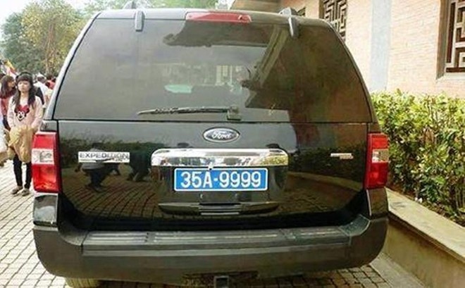 2 xe cong an cung gan bien 9999 de 'tien cong tac' hinh anh