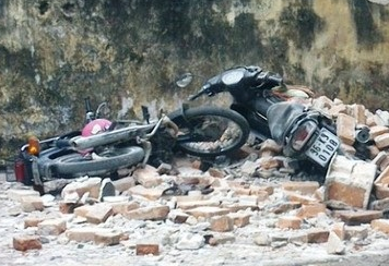 Tuong sap de bep hai xe may, 1 nguoi nhap vien hinh anh