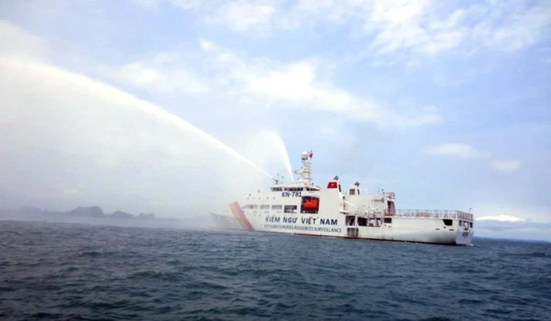 Tốc lực vòi rồng của tàu KN-781 vươn xa trên 150 mét.