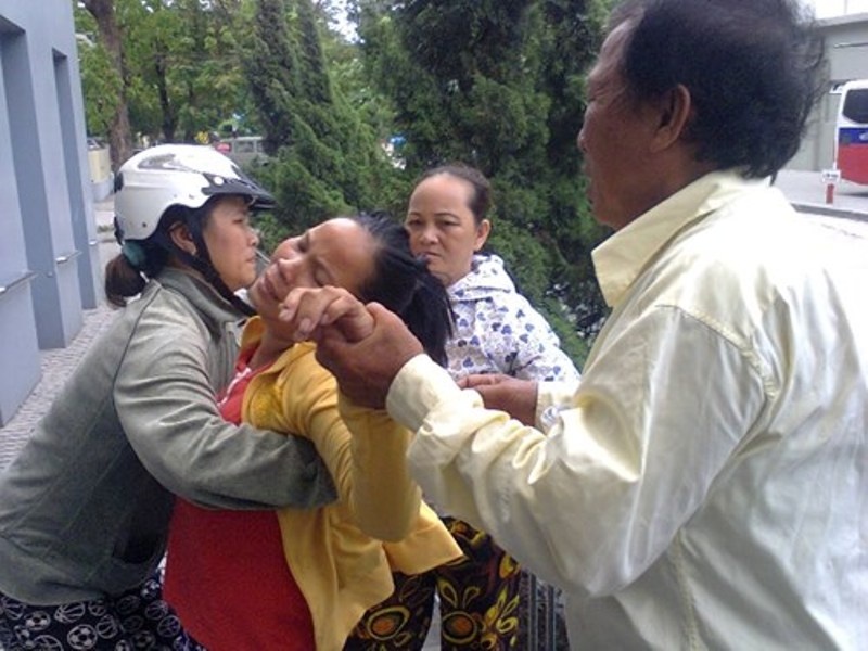 Tre tu vong, nguoi nha lai bao vay benh vien hinh anh