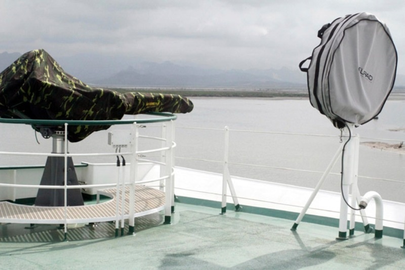 Súng máy 12,7mm và loa phóng thanh công suất lớn LRAD trang bị trên tàu. 