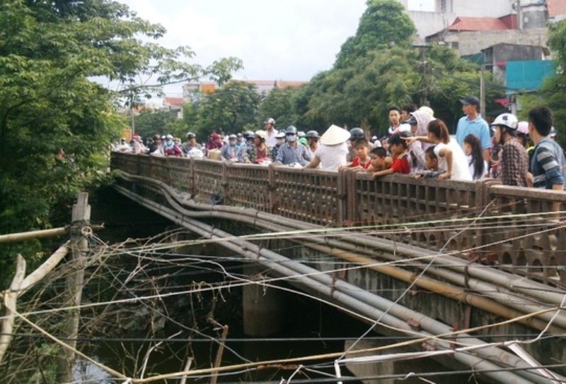 Hang tram nguoi theo doi vot xac noi tren song hinh anh