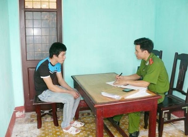 Nam thanh nien nang trom vang sa luoi hinh anh