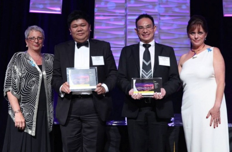 TS.KTS Trần Văn Thành (thứ 2 từ trái qua) nhân giải thưởng do Hiệp hội các nhà thiết kế chiếu sáng chuyên nghiệp thế giới tại Mỹ trao tặng - Ảnh do công ty ASA cung cấp