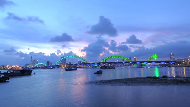 Cũng theo TS Thành, công trình thiết kế chiếu sáng cầu Rồng được đánh giá cao không chỉ vì thiết kế độc đáo, mà còn vì ý nghĩa và đóng góp rất lớn của dự án trong việc quảng bá hình ảnh TP Đà Nẵng và Việt Nam.  Trước đó dự án chiếu sáng cầu Rồng (Đà Nẵng) cũng đã được tổ chức FX Design Award 2013 và được Lighting Design Award 2014  bầu chọn là một trong những thiết kế xuất sắc nhất thế giới.