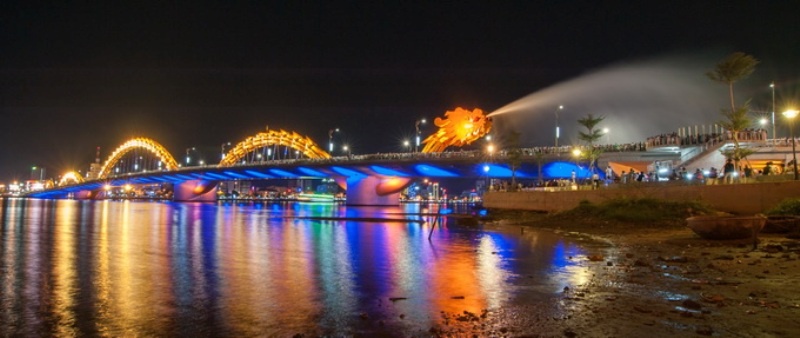 Cầu Rồng thân màu vàng óng phun nước - Ảnh do công ty ASA cung cấp