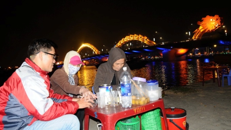 Theo đánh giá của Ban tổ chức : “Sau khi dự án cầu Rồng hoàn thành, nhiều du khách trong và ngoài nước đến với Đà Nẵng hơn, và thành phố này chuyển mình phát triển rất tích cực”. Trong ảnh là cảnh du khách đến với Đà Nẵng để ngắm cầu Rồng - Ảnh: Đ.Nam