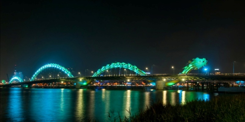 Cầu Rồng chuyển qua nhiều sắc màu trong đêm -  Ảnh do công ty ASA cung cấp