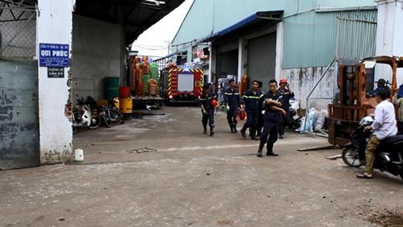 Sap gac chua hang, 6 cong nhan nhap vien hinh anh