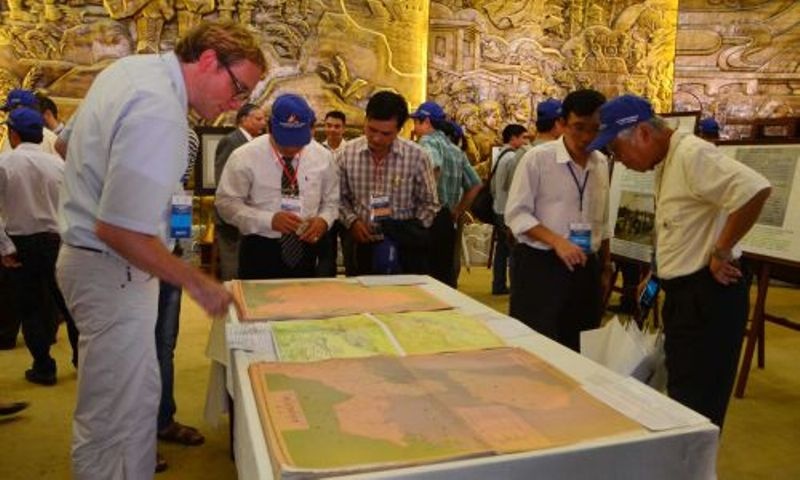 Đông đảo người đến xem triển lãm khẳng định chủ quyền Hoàng Sa và Trường Sa là lãnh thổ của Việt Nam