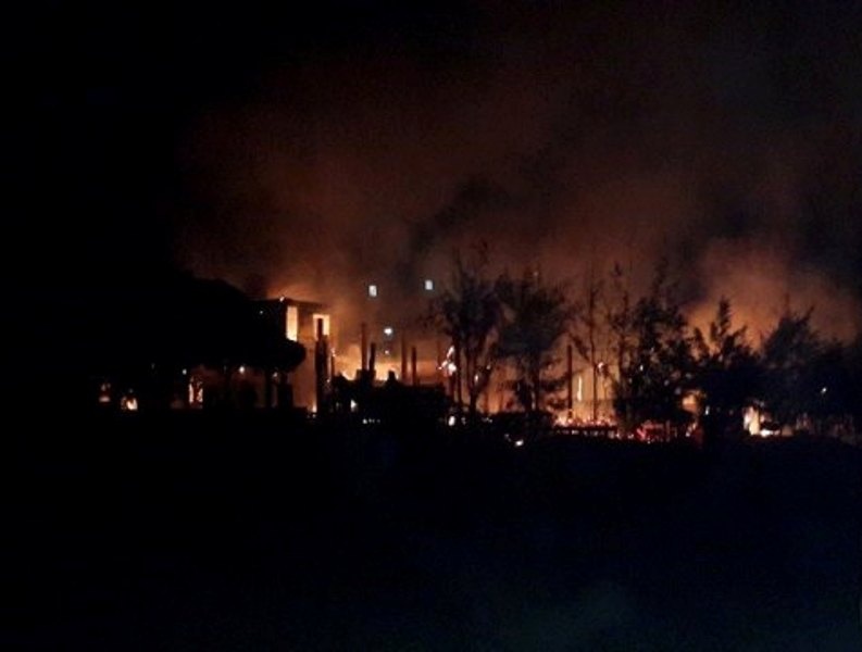 Lua thieu rui 3 nha hang, nhieu du khach bo chay hinh anh