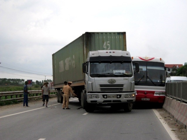 Hon 40 nguoi dap cua kinh xe khach thoat than sau tai nan hinh anh