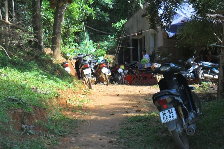 Ba noi than tho nhin thi the chau noi duoi ho nuoc hinh anh