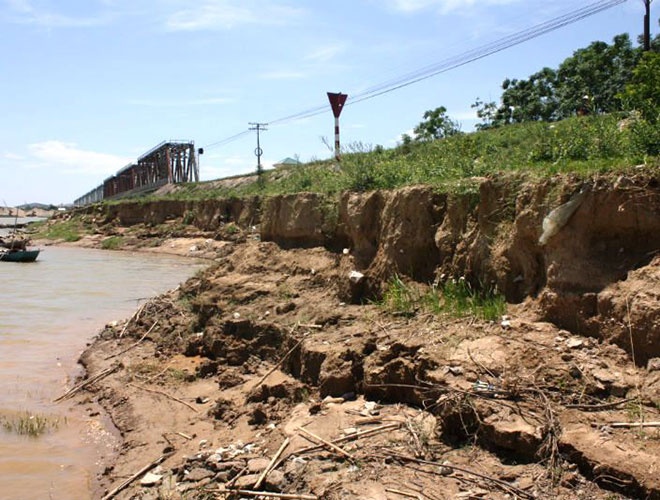 . Có mặt tại vị trí sạt lở này, theo quan sát của chúng tôi, đoạn sạt lở với đường vòm hình cánh cung có chiều dài khoảng 1km đoạn qua xóm 4 xã Nam Cường đang từng ngày bị nước sông Lam cuốn trôi đi mất, tạo thành hàm ếch ăn sâu vào chân của đoạn đường sắt đi qua địa bàn.