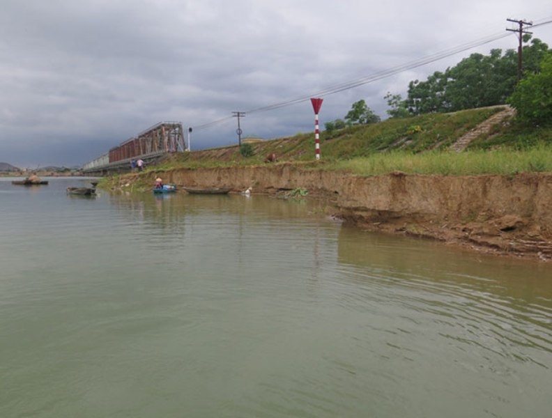 đoạn sạt lở với đường vòm hình cánh cung có chiều dài khoảng 1km đoạn qua xóm 4 xã Nam Cường  