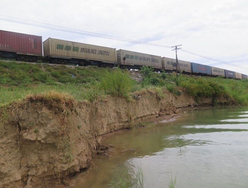 Cứ vậy mỗi năm tình trạng xâm lấn lại diễn ra mạnh hơn khiến người dân sống gần đây đã phải di chuyển đến khu vực khác để sinh sống.