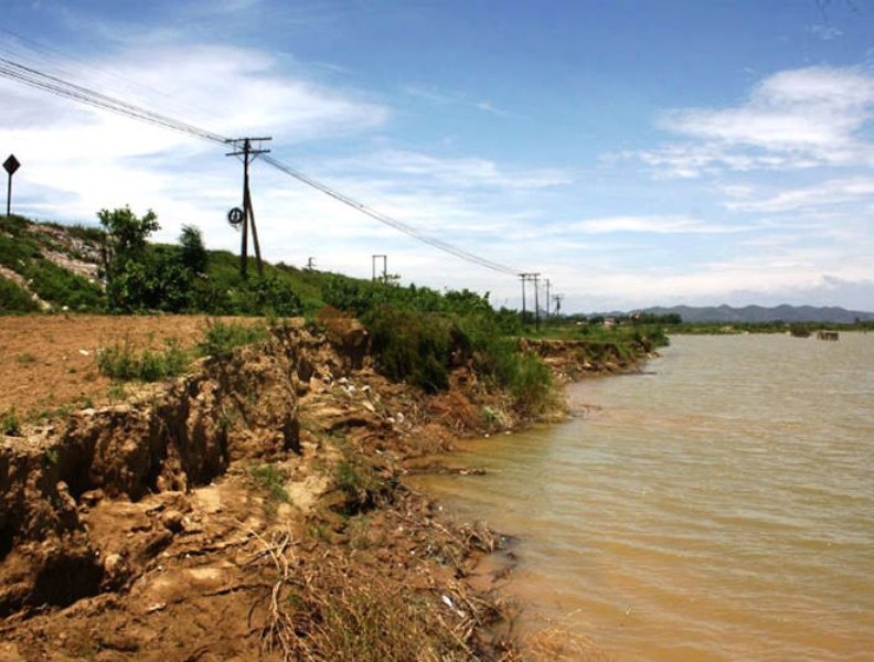 Tình trạng sạt lở trên sẽ còn diễn ra nghiêm trọng hơn nữa khi mùa mưa bão đang đến gần. 