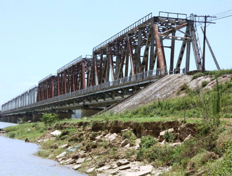 Duong sat Bac – Nam bi sat lo nghiem trong hinh anh