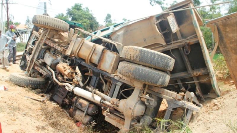 Bang qua duong ray, xe tai bi tau hoa tong quay nhieu vong hinh anh