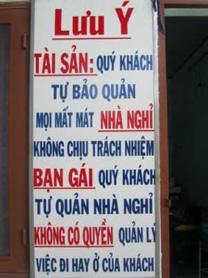  Bảng lưu ý dựng trước cửa một nhà nghỉ “nhắc khéo” khách.