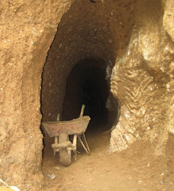 Bất chấp nguy hiểm, hiện nay người ta vẫn tiếp tục đào quặng ở Kép Ky.